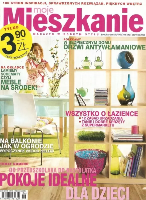 Kobieta dekorująca wnętrze w stylu skandynawskim z jasnymi meblami