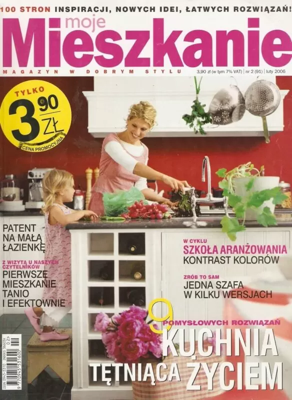 Mama z córką w jasnej kuchni z czerwonym akcentem – inspiracja z okładki magazynu