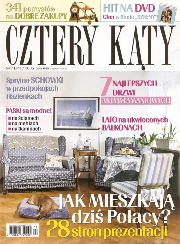 Klasyczne wnętrze salonu z niebieskimi meblami i wzorzystymi tkaninami