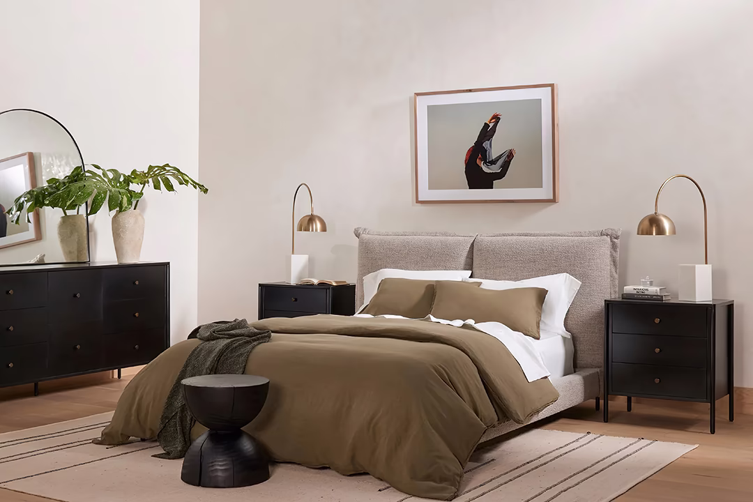 Nowoczesna sypialnia, beże, zieleń, łóżko, meble, styl minimalistyczny