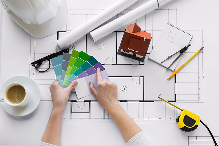 Architekt wybierający kolory do projektu wnętrza na rzucie architektonicznym