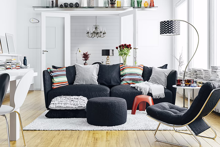 Nowoczesny salon z czarną kanapą i designerskim oświetleniem