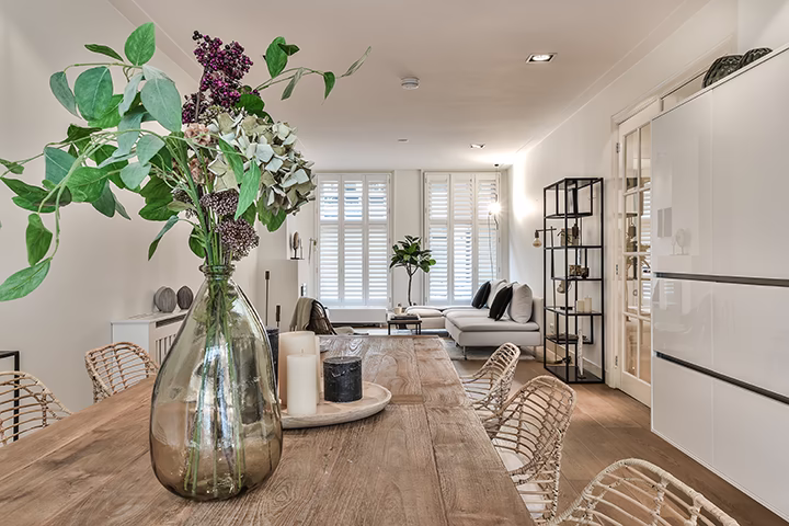 Nowoczesne wnętrze z jadalnią i salonem, przytulne detale.