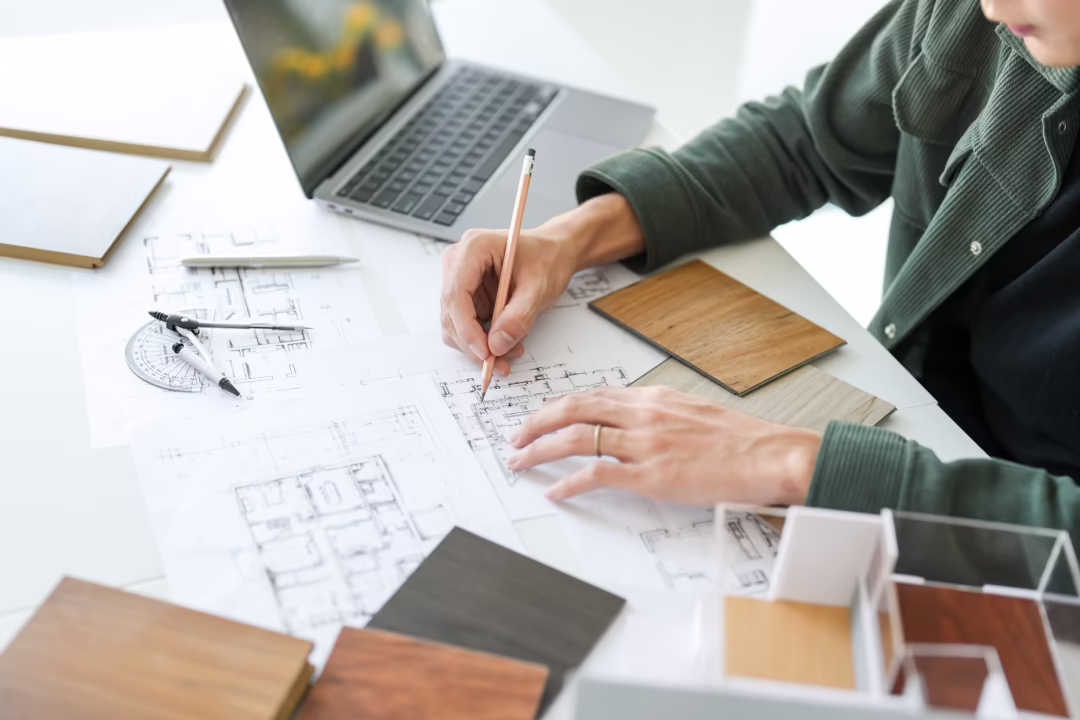 Architekt wnętrz pracujący nad projektem technicznym i doborem materiałów wykończeniowych.