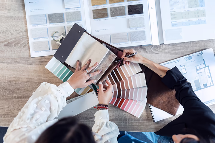 Architekci wnętrz wybierają materiały i kolory do projektu.