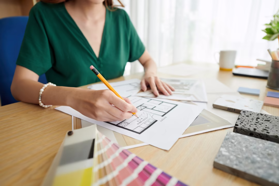Architekt wnętrz opracowuje projekt funkcjonalny mieszkania na papierze.