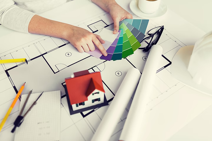 Architekt wnętrz wybierający kolory do projektu domu na planie