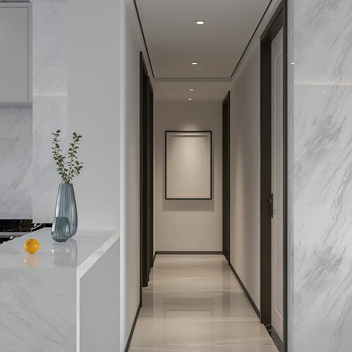Nowoczesny biały korytarz z ciemnymi ościeżnicami i marmurowymi ścianami