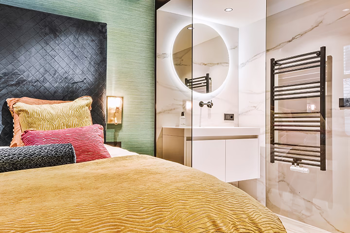 Sypialnia z widokiem na łazienkę przez szklaną ściankę działową