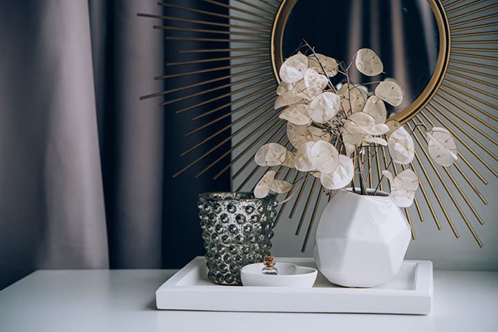 Dekoracje wnętrz, lustro słońce, wazon, stylizacja Noomo Studio.