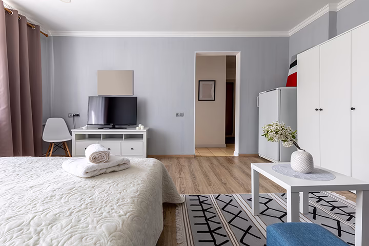 Projekt nowoczesnej sypialni, funkcjonalne wnętrze, estetyczna aranżacja, komfort mieszkania.