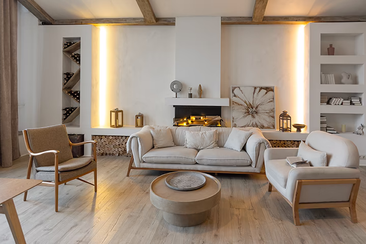 Nowoczesny salon z kominkiem, jasne wnętrze, projektowanie wnętrz Noomo Studio.