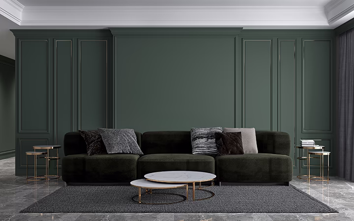 Nowoczesny salon: ciemnozielone ściany, stylowa sofa modułowa, marmurowe stoliki.