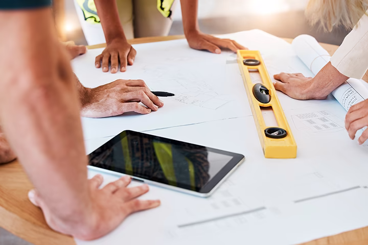 Architekci wnętrz analizują plany, konsultacje projektowe, praca zespołowa