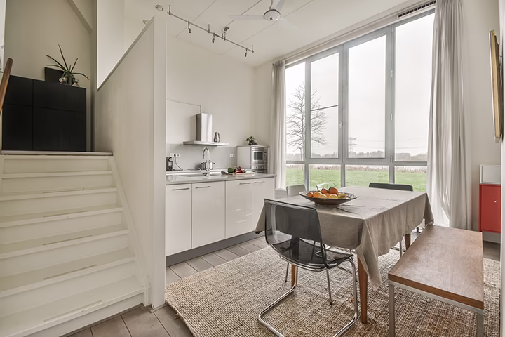 Nowoczesna kuchnia z jadalnią, otwarte przestrzenie, funkcjonalny design wnętrz.