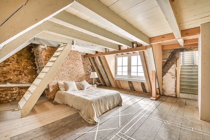 Sypialnia na poddaszu z cegłą i drewnem, projekt wnętrza.
