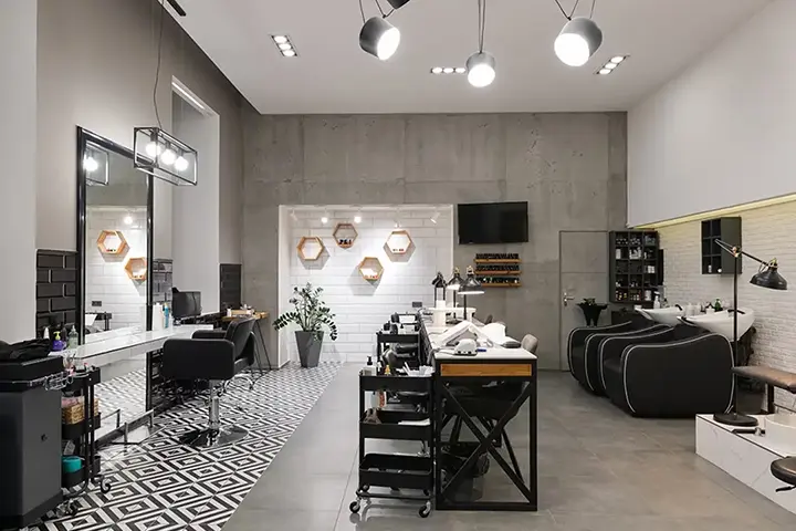 Nowoczesne wnętrze salonu kosmetycznego z fotelami i stanowiskami do manicure.