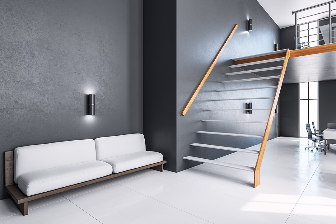 Nowoczesne wnętrza biurowe, minimalistyczne schody, komfortowa strefa relaksu.