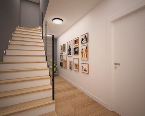 Ściana pełna wspomnień – domowa galeria jako najpiękniejsza i najbardziej osobista dekoracja domu. Jasny korytarz ze ścianą ozdobioną dużą kolekcją rodzinnych zdjęć w różnych ramkach.
