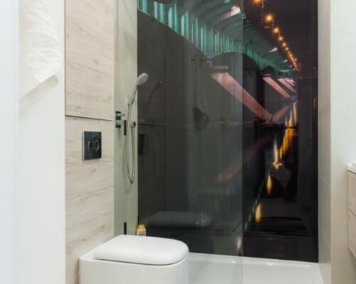 Designerska łazienka z grafiką miejską i minimalistycznym wyposażeniem – funkcjonalne wnętrze Łazienka z prysznicem walk-in i fototapetą z mostem – nowoczesna aranżacja z wiszącą toaletą