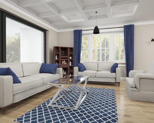 Wakacyjna elegancja na co dzień – przytulny i jasny salon inspirowany stylem Hampton. Salon w stylu Hampton z białą sofą, granatowymi zasłonami i dywanem w marokańską koniczynę.