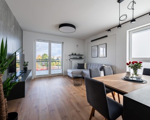 Jadalnia z dostępem do światła – minimalistyczna i praktyczna Jadalnia z dużym oknem balkonowym, jasnym wnętrzem i prostym stołem